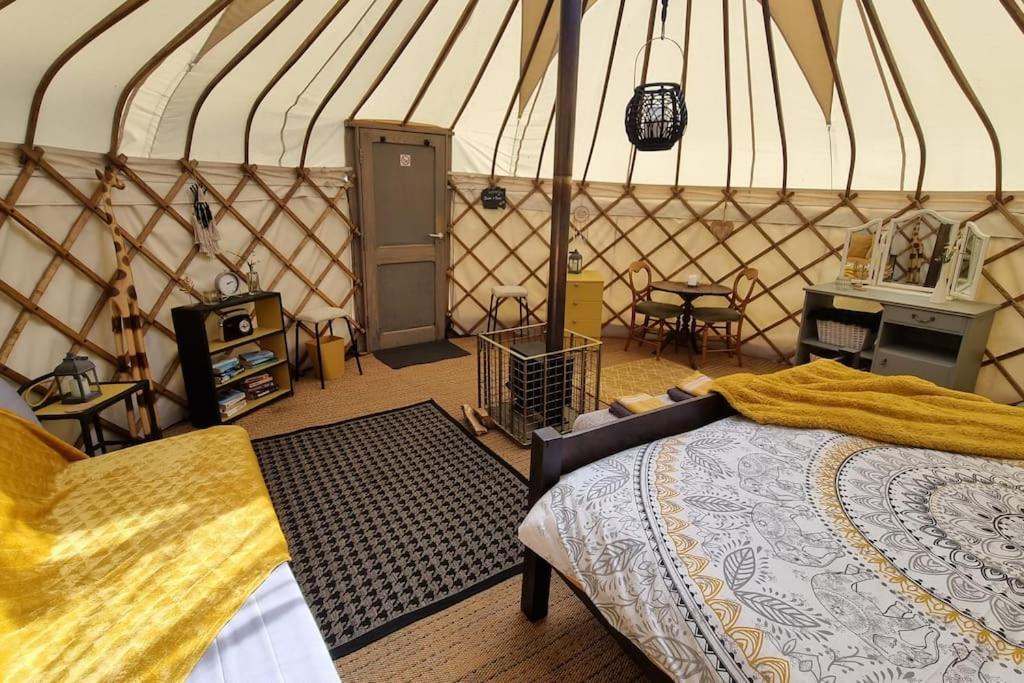 Bronfelen Yurt Hotell Cynghordy Exteriör bild