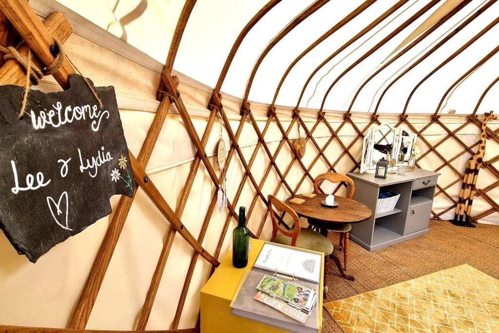 Bronfelen Yurt Hotell Cynghordy Exteriör bild