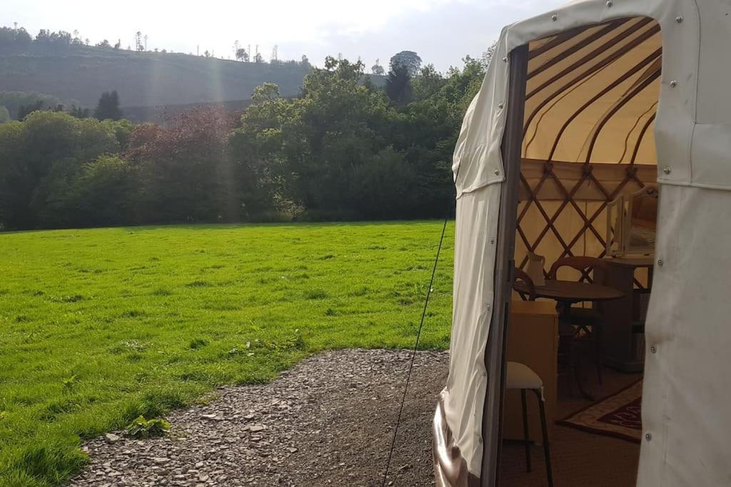 Bronfelen Yurt Hotell Cynghordy Exteriör bild