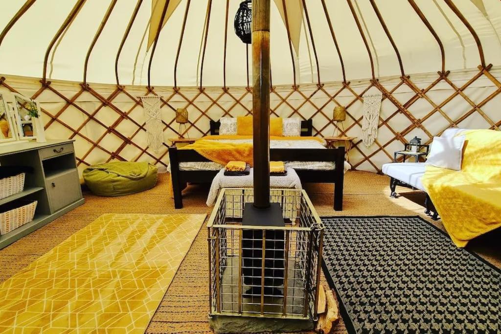 Bronfelen Yurt Hotell Cynghordy Exteriör bild